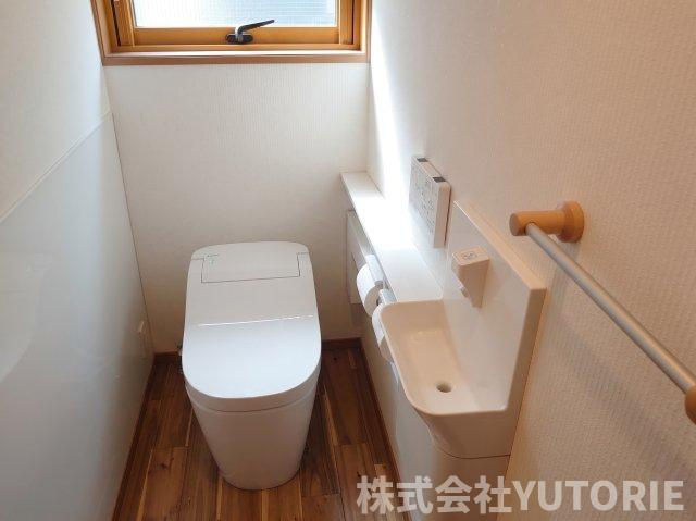 町田市広袴　令和３年リノベ戸建５LDK２台Ｐのトイレ|窓があり換気も出来て明るい空間です。