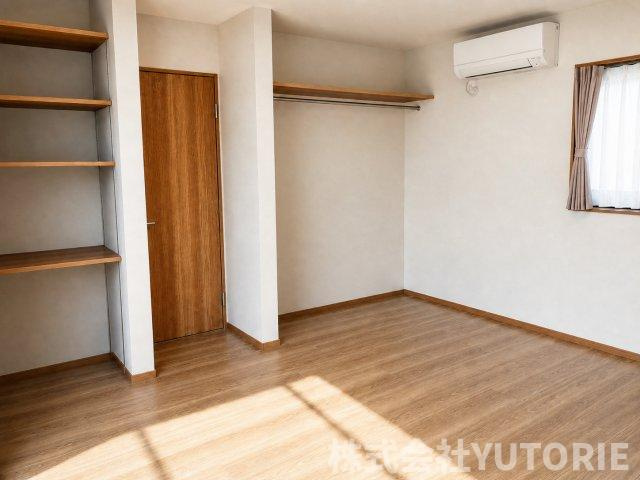 町田市広袴　令和３年リノベ戸建５LDK２台Ｐの寝室|オープンクローゼットもあり見せる収納も楽しめます。
