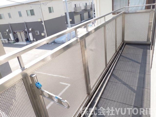 町田市広袴　令和３年リノベ戸建５LDK２台Ｐのバルコニー|金属製のバルコニーで汚れが付きにくくお掃除も簡単です。