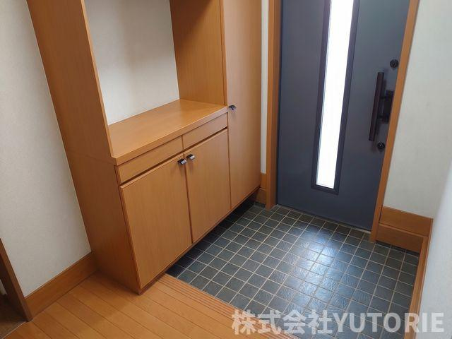 町田市広袴　令和３年リノベ戸建５LDK２台Ｐの玄関|大きな収納があるのでたくさんの靴を収納でき、玄関空間を広々と使えます。