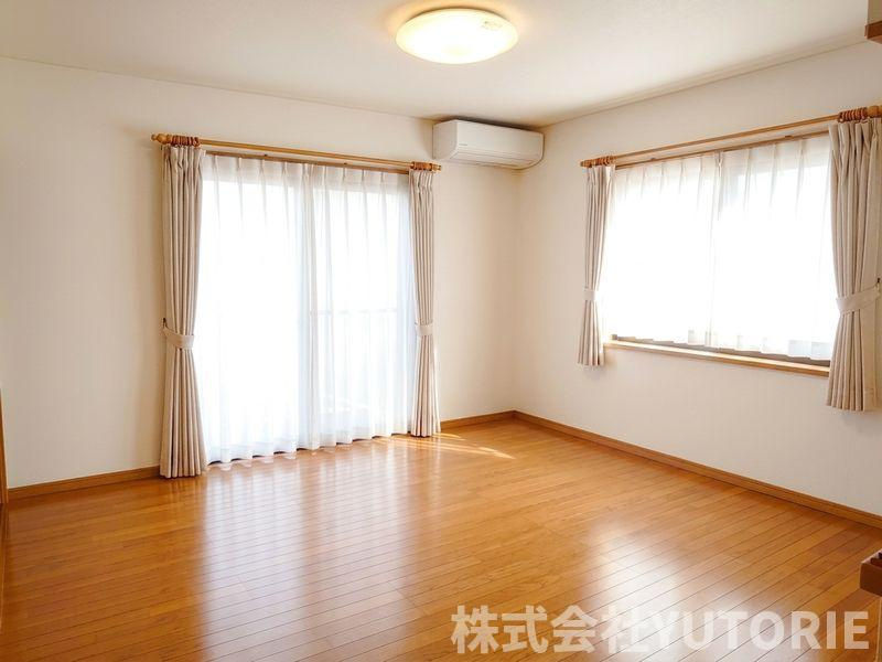 町田市広袴　令和３年リノベ戸建５LDK２台Ｐの居間・リビング