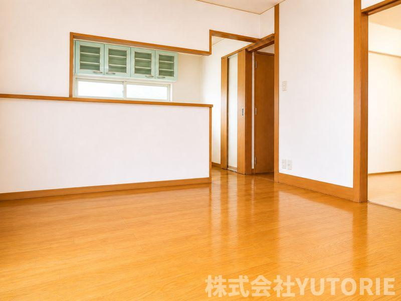 町田市広袴　令和３年リノベ戸建５LDK２台Ｐの居間・リビング|キッチンからリビングの様子も見れます。