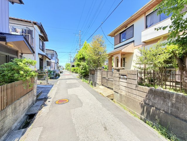 取手市双葉中古物件の前面道路含む現地写真