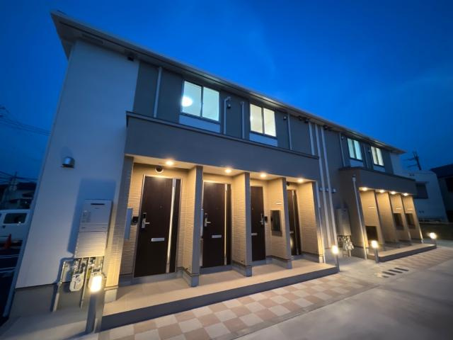 加古川市平岡町新在家のアパートの外観|外観写真（夜）