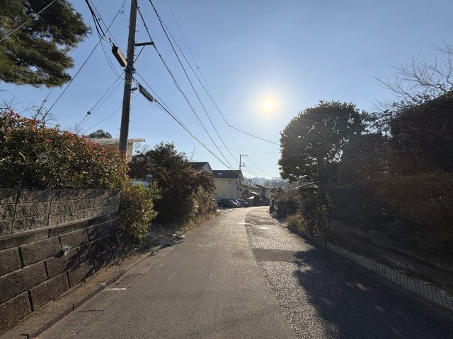 西寺方町　売地の前面道路含む現地写真|前面道路含む現地写真です。（西側公道幅員約6ｍ）