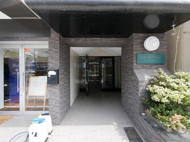 大阪市浪速区塩草２丁目の賃貸マンションのエントランス