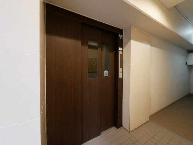 大阪市浪速区塩草２丁目の賃貸マンションのロビー