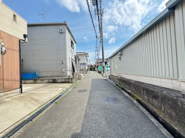 堺市西区山田二丁　中古一戸建の前面道路含む現地写真
