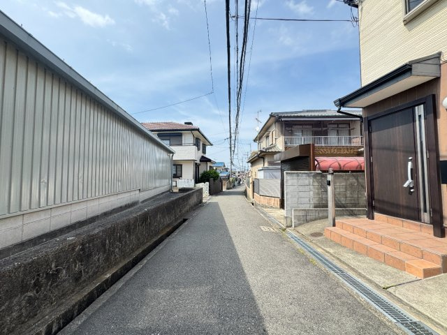 堺市西区山田二丁　中古一戸建の前面道路含む現地写真