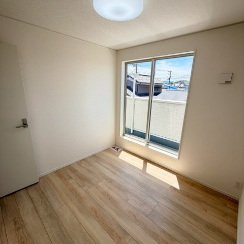 クレイドルガーデン松山市ひばりケ丘 第1の洋室|全室2面採光で、どの部屋も明るく風通しの良いプライベート空間に。フローリング仕様なので、お好みのラグを敷いて自分らしいお部屋作りを楽しめる。クローゼット完備で、お洋服もすっきり。