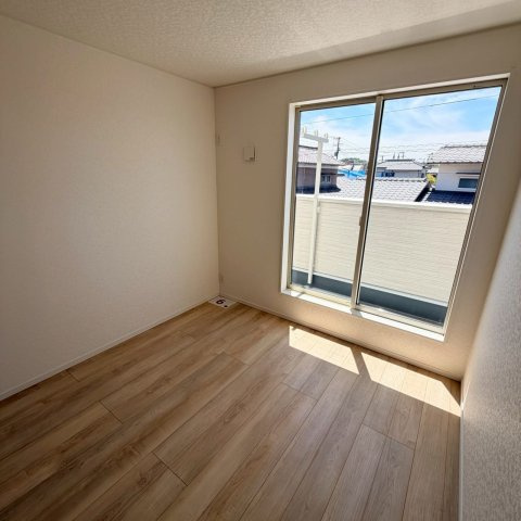 クレイドルガーデン松山市ひばりケ丘 第1の洋室|南側に面したバルコニーは、お洗濯物もカラッと乾く日当たりの良さが自慢。2階の各室からアクセスしやすく、ちょっとした外の空気を感じるリフレッシュスペースとしても重宝する。