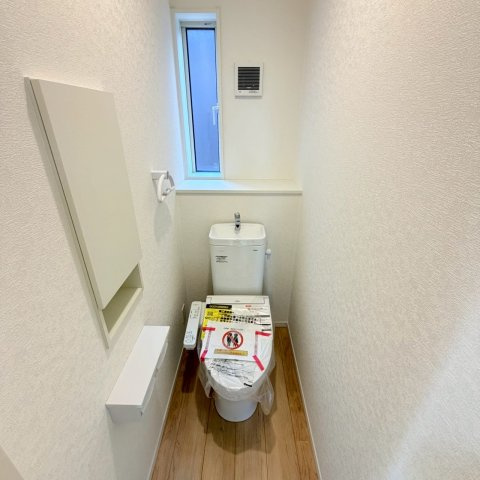 クレイドルガーデン松山市ひばりケ丘 第1のトイレ|温水洗浄便座付きのトイレを各階の計2ヶ所に配置。家族の準備が重なる忙しい朝も、待ち時間を気にせずスムーズに準備ができる。お掃除がしやすい清潔感のある設備で、毎日を気持ちよく。