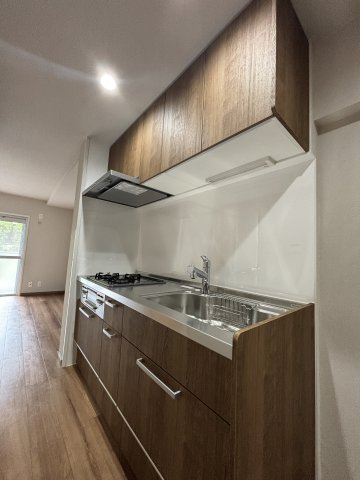 システムキッチン（三口ガスコンロ、浄水器付）
