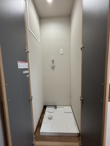 扉付きの洗濯機置場