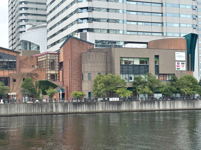 本マンションに隣接した「朝潮運河」の向かいに晴海トリトン（商業施設）があります。