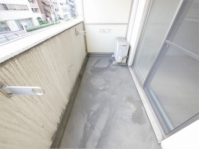 大阪市淀川区十三東２丁目の賃貸マンションのバルコニー