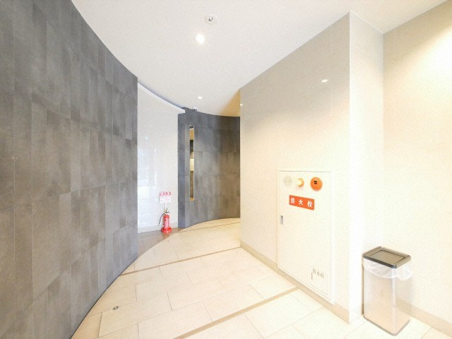 大阪市淀川区十三東２丁目の賃貸マンションのロビー