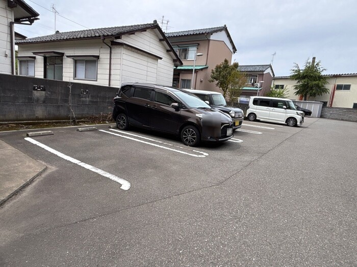 リバーサイドルーム西方の駐車場