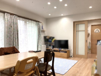 【ゆとりある南庭付き】香南市野市町大谷　中古一戸建ての居間・リビング|木の温もりを感じるナチュラルなリビング。団らんが弾む開放的な大空間