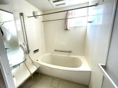 【ゆとりある南庭付き】香南市野市町大谷　中古一戸建ての浴室|一日の疲れを癒す1坪サイズの広々バスルーム。換気に嬉しい窓付き♪