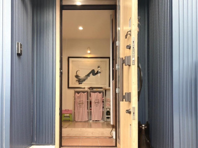 【ゆとりある南庭付き】香南市野市町大谷　中古一戸建ての玄関|家族を優しく迎える明るい玄関。充実の収納でスッキリした空間に♪