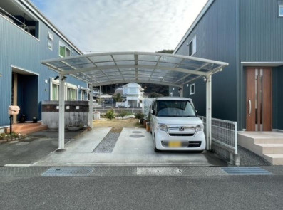【ゆとりある南庭付き】香南市野市町大谷　中古一戸建ての駐車場|雨の日も安心のカーポート完備。玄関までの動線もスムーズです◎