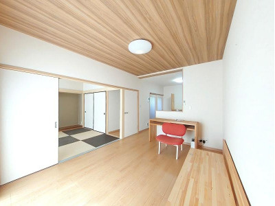 【育児環境◎な立地】高知市神田　中古一戸建ての居間・リビング|扉を開ければさらなる広がり。用途に合わせて柔軟に使える和室隣接LDK