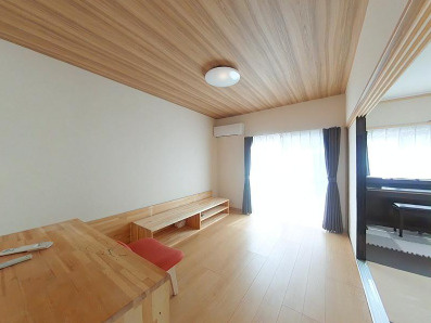 【育児環境◎な立地】高知市神田　中古一戸建ての居間・リビング|陽光がたっぷり注ぐ明るいリビング。木の温もりに包まれる心地よい空間