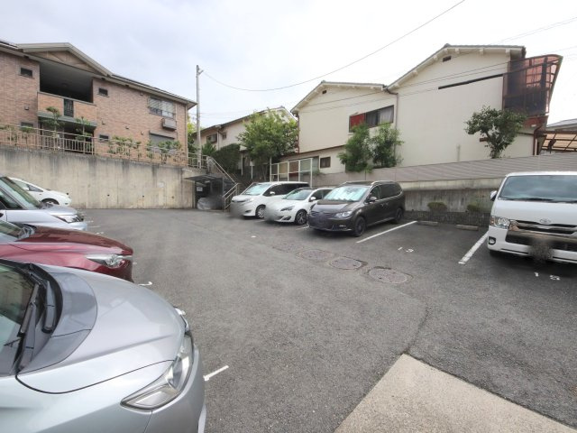 カルチェ青垣Aの駐車場