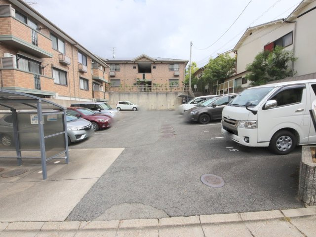 カルチェ青垣Aの駐車場