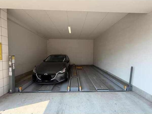 フローライト徳川の駐車場