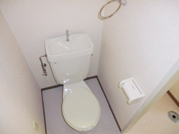 シンプルで掃除のしやすいトイレです♪