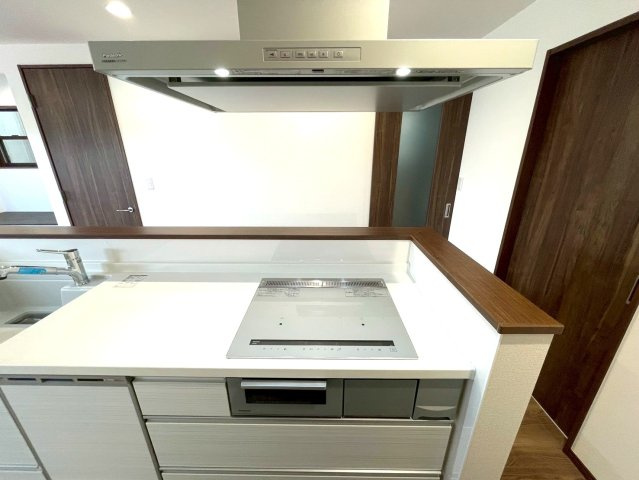 ◆売主物件につき仲介手数料無料◆令和２年建築の築浅◆４ＬＤＫ◆駐車２台ＯＫ◆伏見区向島吹田河原町のキッチン|ＩＨクッキングヒーター