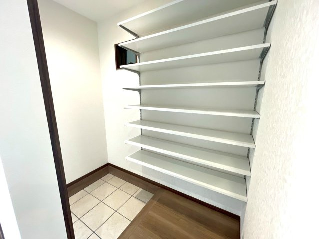 ◆売主物件につき仲介手数料無料◆令和２年建築の築浅◆４ＬＤＫ◆駐車２台ＯＫ◆伏見区向島吹田河原町の玄関|シューズインクローゼット