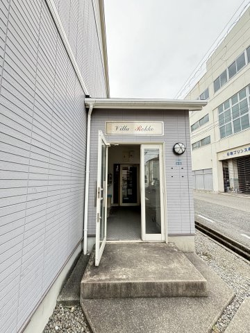 神戸市灘区烏帽子町３丁目のアパートのエントランス