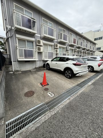 神戸市灘区烏帽子町３丁目のアパートの駐車場