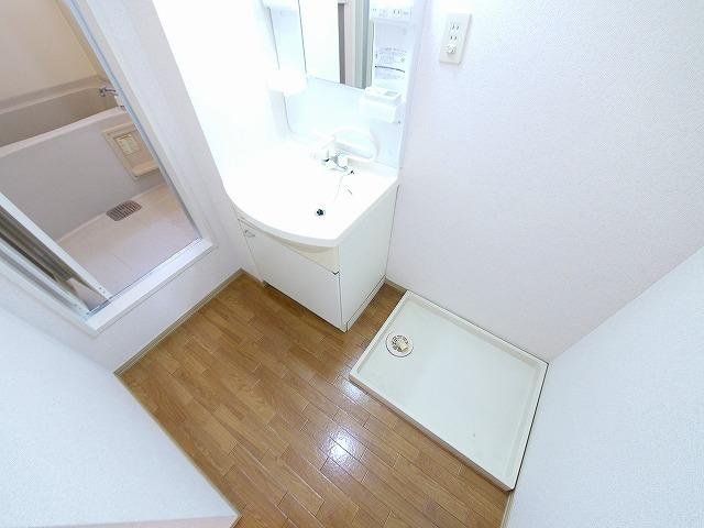 セジュール木津Aの洗面所|明るい洗面所です