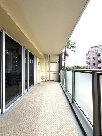 SURF & RELAX｜海徒歩4分、湘南を軽やかに楽しむ暮らしのバルコニー