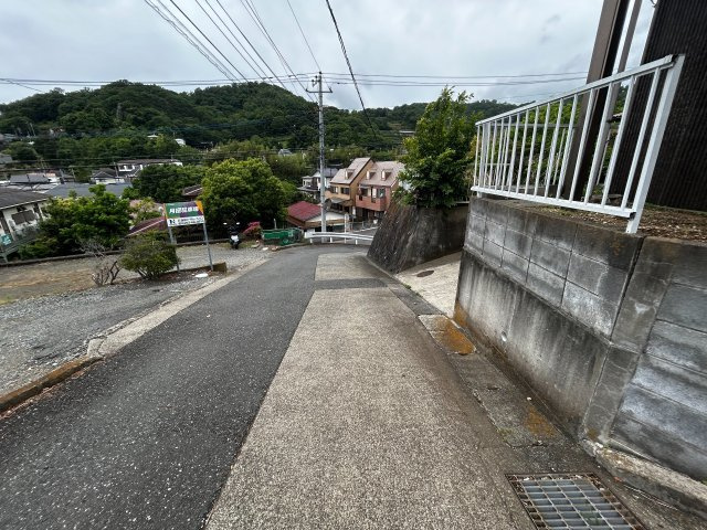 【前面道路含む現地写真】 | 秦野市南矢名　カーポート付き3LDK
