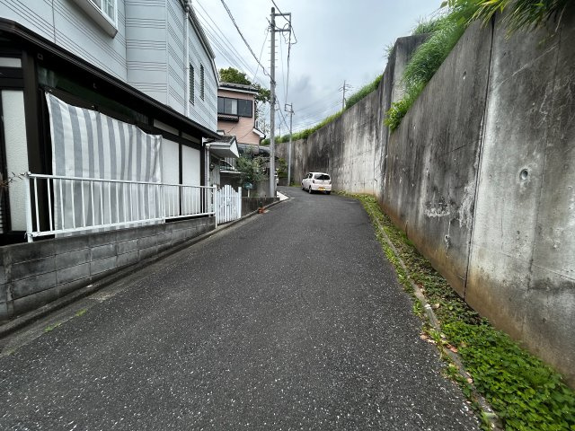 【前面道路含む現地写真】 | 秦野市南矢名　カーポート付き3LDK