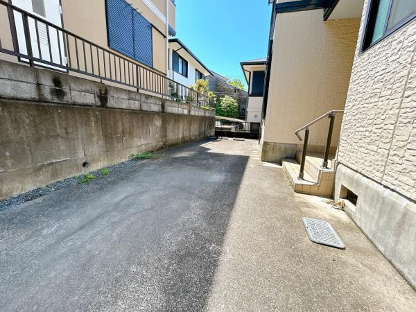 富士市今泉の中古一戸建|【駐車場】縦列で2台は止めら… 