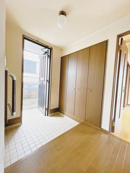 富士市今泉の中古一戸建|【内玄関】かなり靴箱の収納が… 