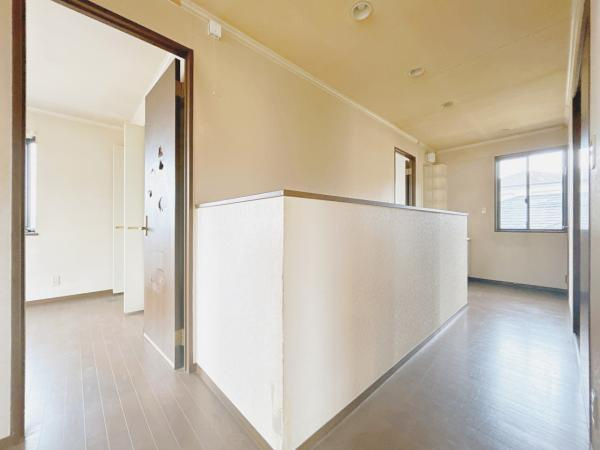 富士市今泉の中古一戸建|【2階廊下】手前の壁が1階をつ… 