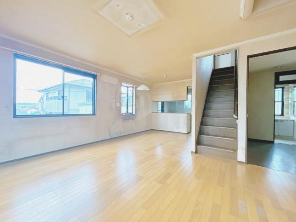 富士市今泉の中古一戸建|【リビング】1階のLDKで17帖あ… 