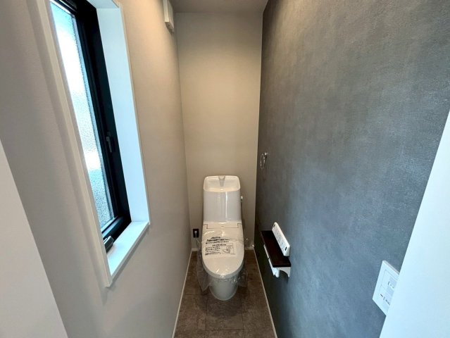 タマタウン　関市南天神　全3区画分譲のトイレ|超節水型の水洗トイレを標準採用。汚れが付きにくいコーティング加工で、いつでも清潔に保てる便座を装備。