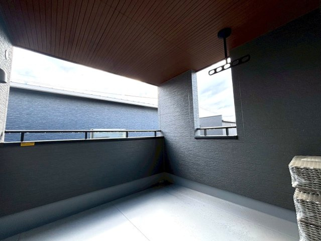 タマタウン　関市南天神　全3区画分譲のバルコニー|バルコニーは南向きで洗濯物もよく乾きます！強度と表面積硬度を持つFPRで防水しています。