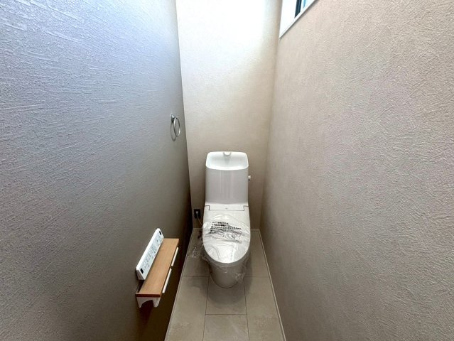 タマタウン　関市南天神　全3区画分譲のトイレ|超節水型の水洗トイレを標準採用。汚れが付きにくいコーティング加工で、いつでも清潔に保てる便座を装備。