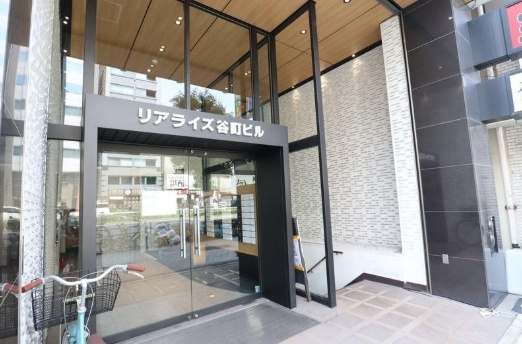 リアライズ谷町ビルのエントランス