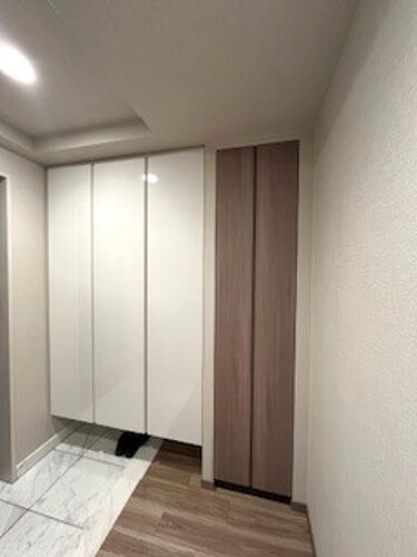 プレサンスレジェンド堺筋本町タワーの収納|玄関収納
