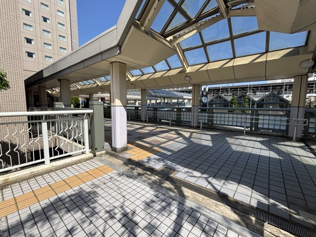 駅からペデストリアンデッキで敷地にアクセスできます①